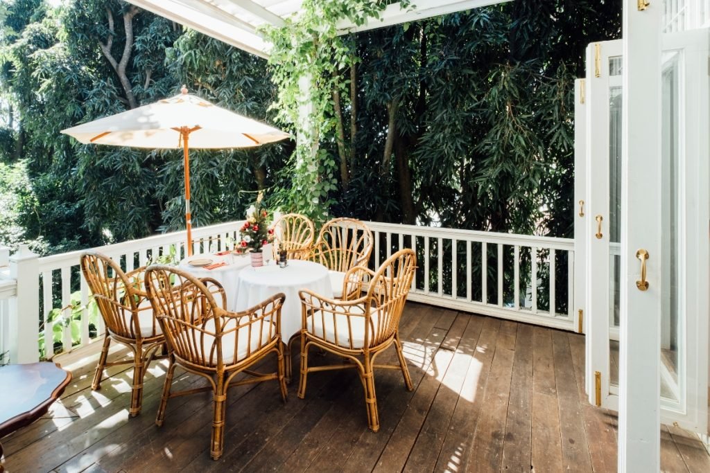 A terrasse deck with vintage garden furniture.