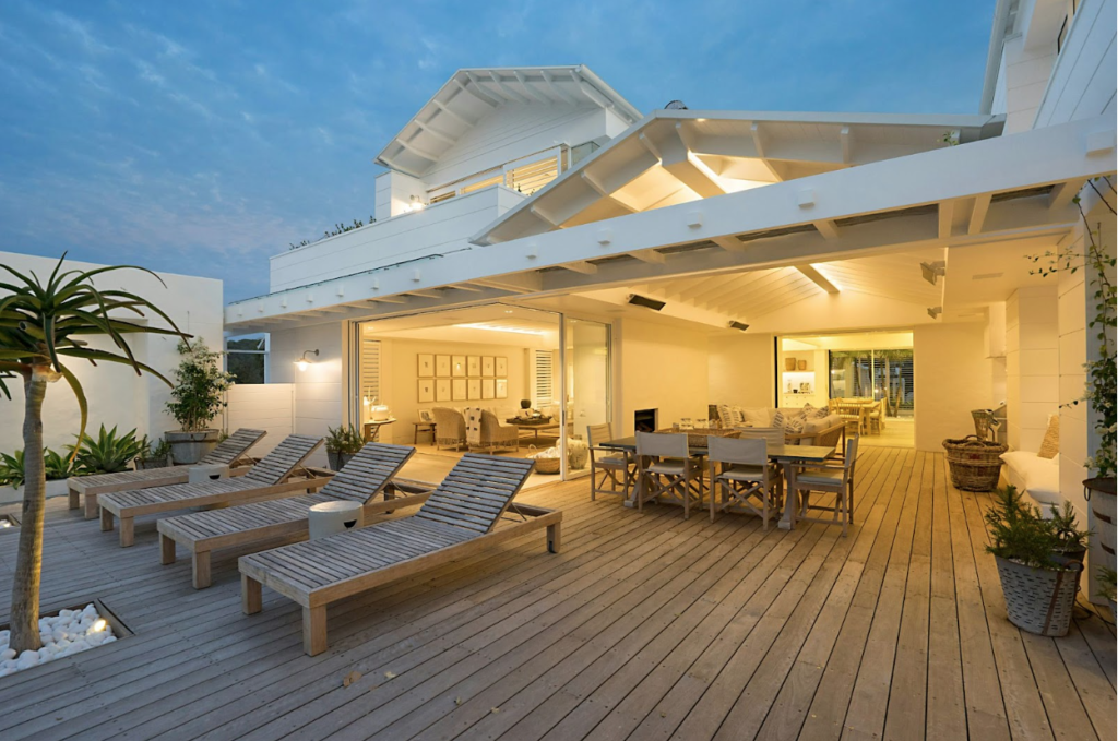 Half-closed deck design with privacy​.